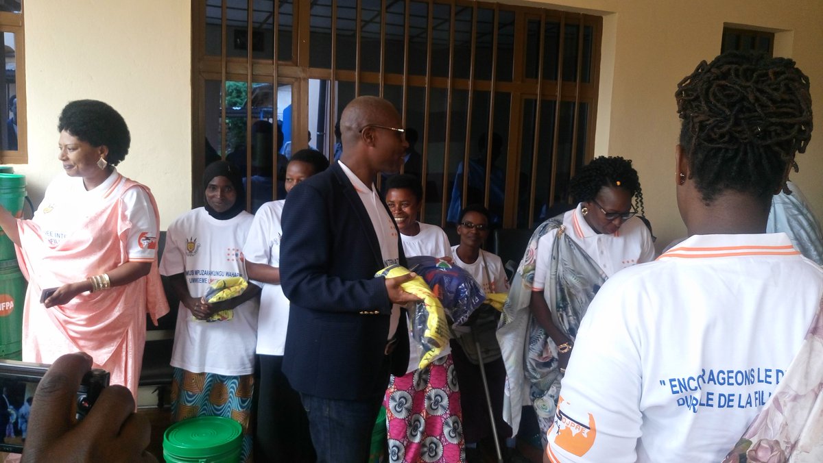 MichelGatoto's tweet image. @CAREBurundi Célébration de la #JournéeInternationaledelafille à Gitega sous lethème:&quot;Encourageons le développement durable de la fille&quot; ce 11 Oct 2019 où CARE avait contribué à travers #JointProgram.Une jeune fille encadrée dans son projet a témoigné son avancé en#VSLAs et SSRAJ