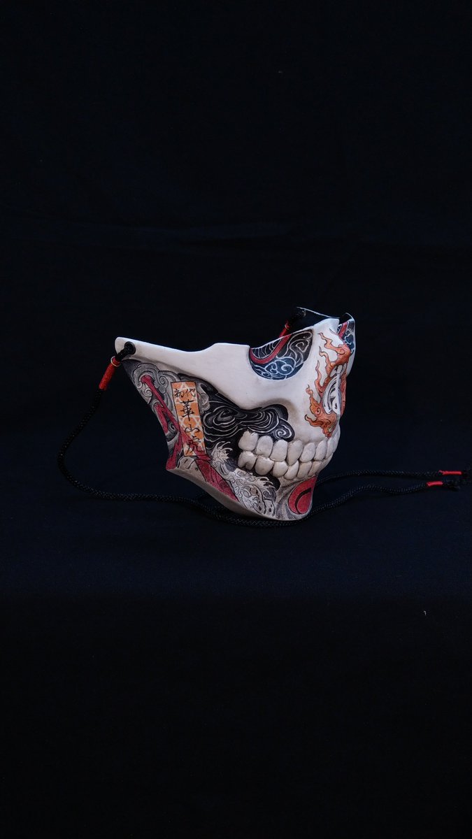 make_cassandra's tweet photo. マスクフェスで販売するもの②？③？
髑髏半面【風雷】
嵐をモチーフにした入墨の絵付けを施した作品。
ちょうど台風が襲来していますが、どうか皆さんご無事で…。
イベント中止が重なって欲求不満なあなた！ぜひ10/19は東京芸術センターへ！
#tokyomaskfestival #maskfestival https://t.co/iqlQON1IVk