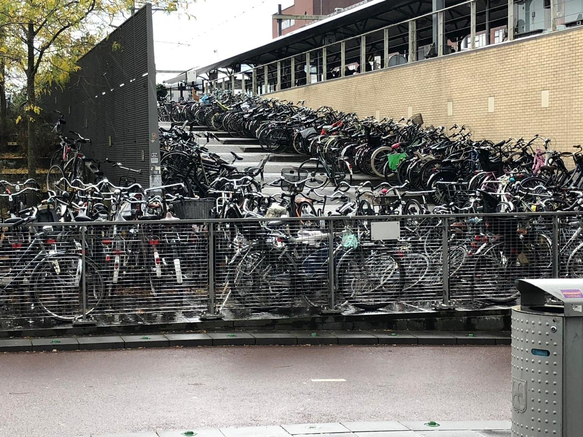 #hilversum gaat voor een veilig en aantrekkelijk centrum. Daar horen geen verkeerd geparkeerde fietsen bij. V.a. ma 14-10 wordt daarom gehandhaafd op het Oosterspoorplein. Fietsen parkeren kan in de nieuwe fietsenstalling op het Stationsplein. Meer info hilversum.nl/fietsparkeren.