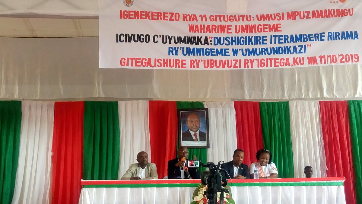 MichelGatoto's tweet image. @CAREBurundi Célébration de la #JournéeInternationaledelafille à Gitega sous lethème:&quot;Encourageons le développement durable de la fille&quot; ce 11 Oct 2019 où CARE avait contribué à travers #JointProgram.Une jeune fille encadrée dans son projet a témoigné son avancé en#VSLAs et SSRAJ