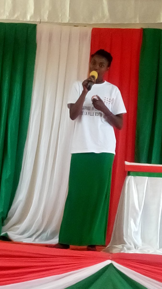MichelGatoto's tweet image. @CAREBurundi Célébration de la #JournéeInternationaledelafille à Gitega sous lethème:&quot;Encourageons le développement durable de la fille&quot; ce 11 Oct 2019 où CARE avait contribué à travers #JointProgram.Une jeune fille encadrée dans son projet a témoigné son avancé en#VSLAs et SSRAJ