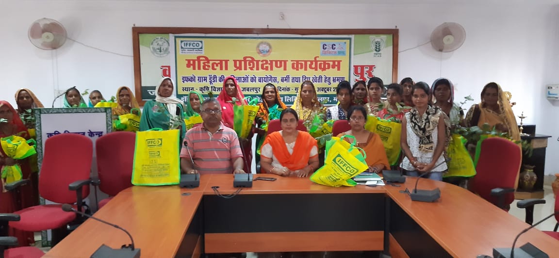 arunlodhi108's tweet photo. #इफको जबलपुर द्वारा किसान भाई बहनों को पौधे भेंट किये भ्रमण के दौरान हमने जो सीखा है निश्चित ही उससे हमारी खेती की पद्धति में सुधार होगा और बढ़िया परिणाम दिखेंगे ।
#मेरा_गाँव_बदल_रहा_है_आगे_बढ़_रहा_है
@digitalvillage7 #Dundi #जबलपुर
@rsprasad @drusawasthi @dintya15 @CSCegov_ https://t.co/hQz0oix5Ud