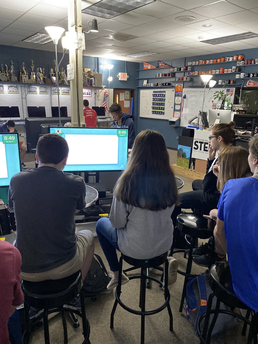 barrylindler's tweet photo. Pair programming and peer instruction in Comp Sci ! Students taking the lead gives me #prideIn5 and #foxPride #dfhsSTEM #teachIn5 #codeIn5 @dutchforkhigh @DFHSSTEM https://t.co/2dBUWVBdm4