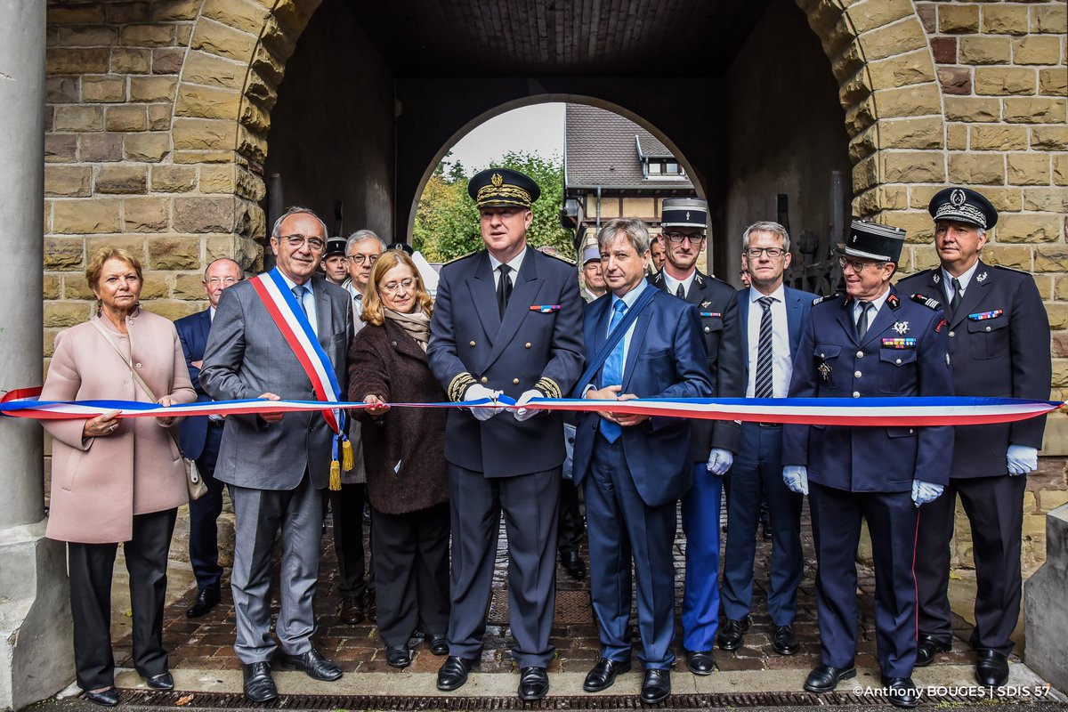 SDIS57's tweet photo. A l’issue de l’inauguration du village des #RencontresdelaSécurité au centre des congrès du Burghof de Forbach ce matin par le @Prefet57, les autorités et visiteurs ont assisté à une démonstration du #GRIMP. @GrosdidierSenat @PoliceNat57 @Gendarmerie @ProtecCivilefr https://t.co/OcSYmyr3up