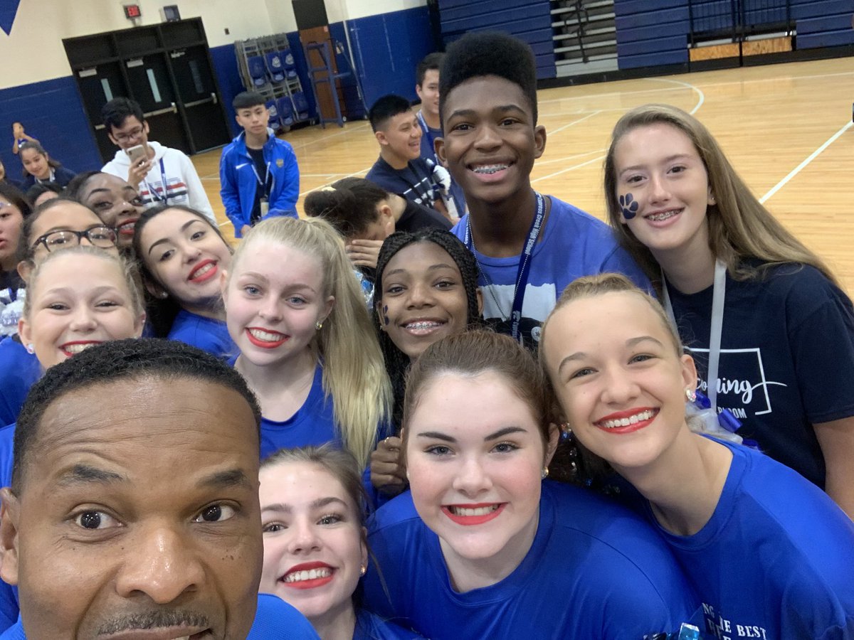 NateGriffFOX26's tweet photo. #FridayFootballFever @FOX26Houston welcomes @CyCreekBooster @cycreekhs @CyCreekFootball @CyCreekChoir @CyCreek_Hoops @CyCreekXCountry @VSnokhous #CoachMcCaig Thank you for having us! https://t.co/NORLBXtbZ1