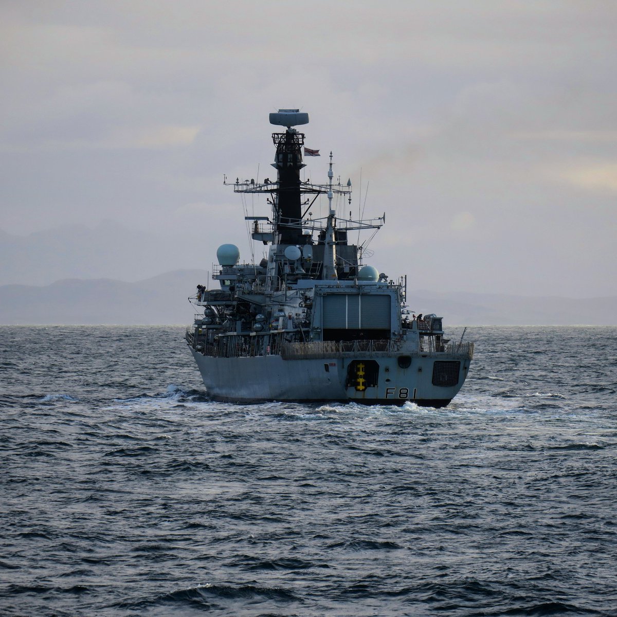 A glimpse of sunshine every now and then made for some good lighting over the last week.
@HMSSutherland @HmsRamsey @hms_albion @RFAArgus @NavyLookout