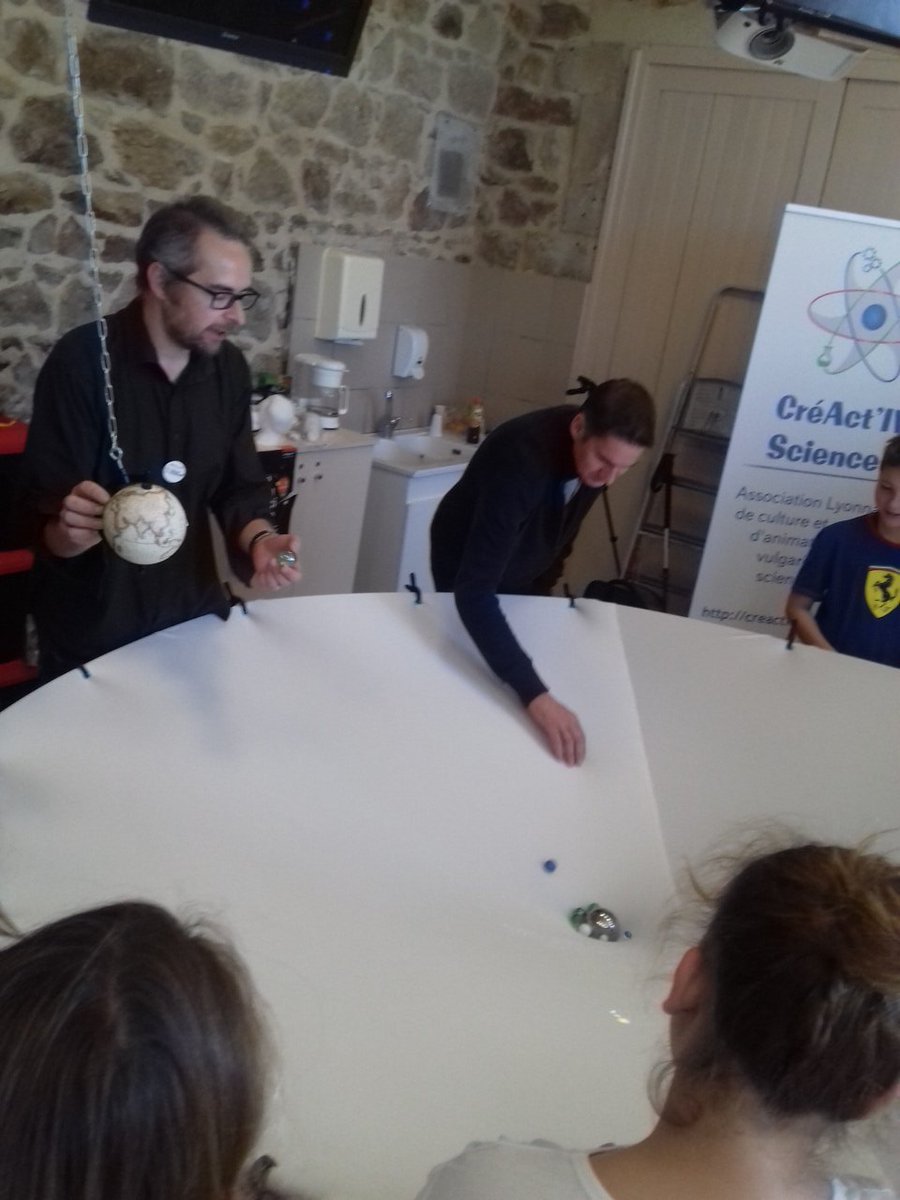 PopSciences's tweet photo. #FDS2019 Démo sur ce qu'est la gravité  au Village des sciences des Monts du Lyonnais. Épatant ! 
@PopSciences #PopSciences #FDSaura https://t.co/hknuv6pMoF