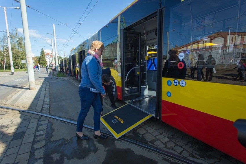 <a href="/AlertMPK/">MPK Wrocław</a> i MBW zapewniają bezpłatny transport dla osób z ograniczoną mobilnością na #wybory2019. Zapraszamy do kontaktu wszystkie osoby, które chciałyby zagłosować w najbliższych wyborach parlamentarnych, ale z powodów zdrowotnych nie mogą tego zrobić. bit.ly/2oyHaGC