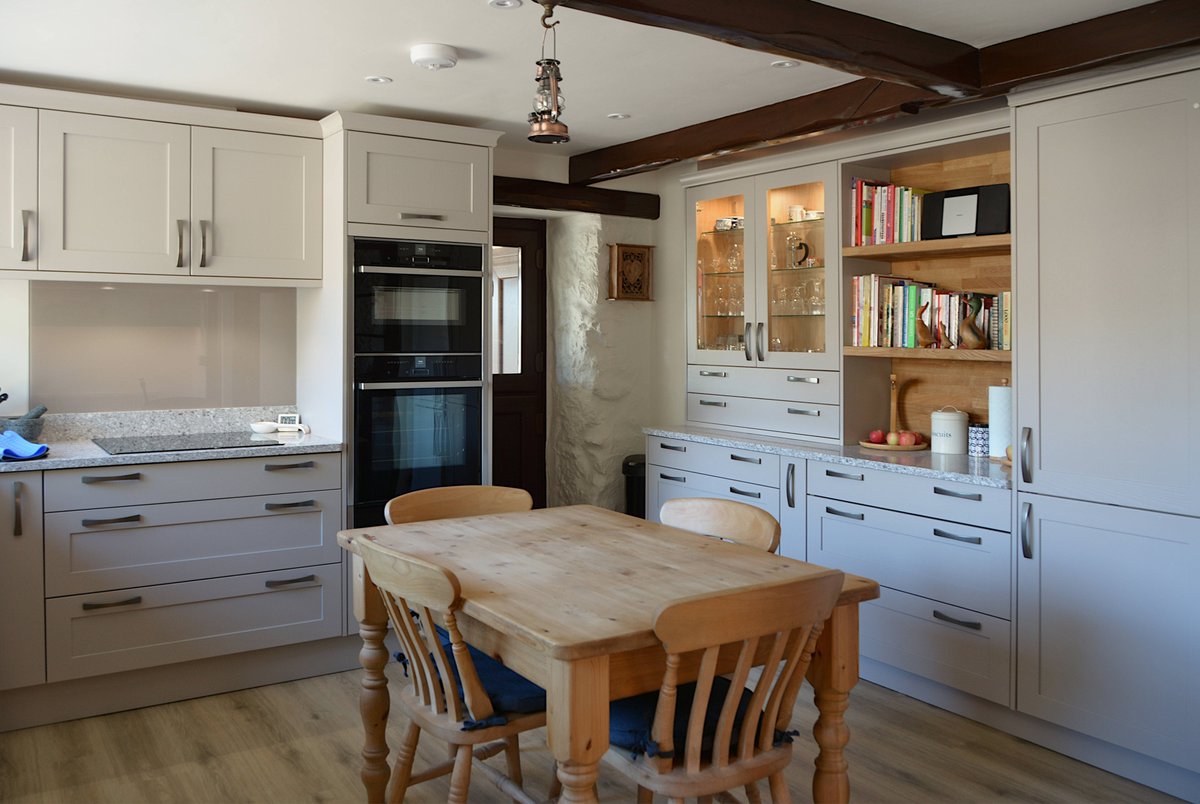 We love the homely feel of this recently completed #shakerkitchen near Redruth. @Masterclasskitc solid wood Hardwick in Heritage Grey. @ceaserstone worktops in Altantic Salt, @NEFFHomeUK appliances & @DECOGLAZE splashback #kitchendesign #Cornwall