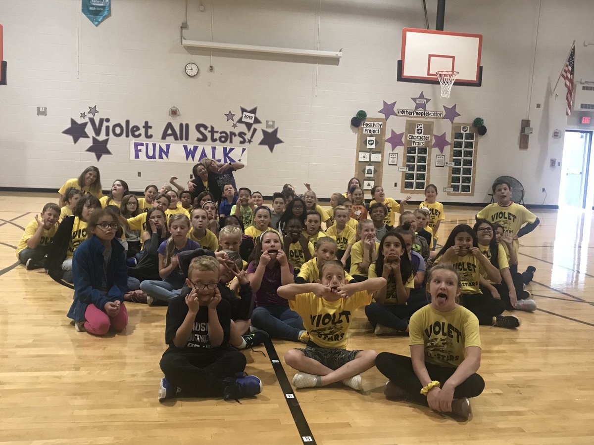 JoanGrassi's tweet photo. Our 4th grade group pic! Check out those @violetallstars. Shirts!  #funwalk #mylsps https://t.co/bDvy6GQwm0