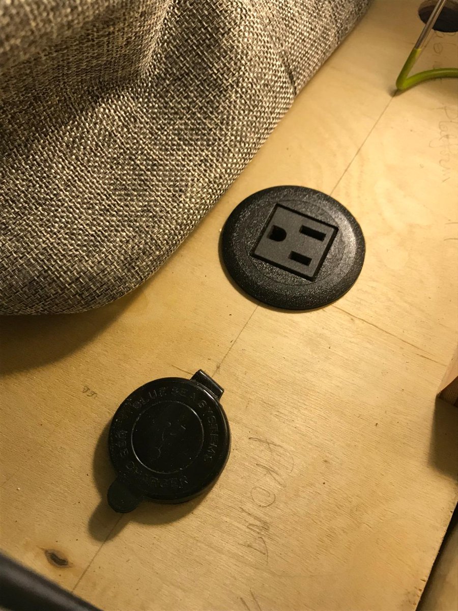 KungfukingOS's tweet photo. #diyidea #powerstrip #cabinet #sofa #nightstand #headboard #diy #mini #poweroutlet https://t.co/O9EDAM1fsE