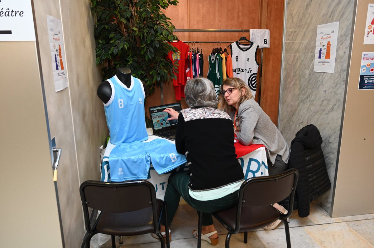 ffbasketball's tweet photo. Les congressistes de l'#AGFFBB découvre aussi les nouveautés du #FFBBStore https://t.co/euqNqtTR3P