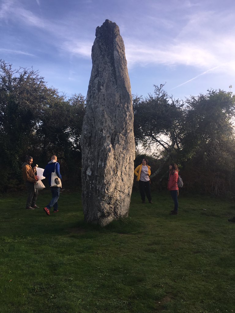 De l’importance des idées, des images et des objets qu’on utilise pour produire de nouveaux idées, images et objets : les chercheur.e.s du DSRA autour du plus grand menhir de Groix.