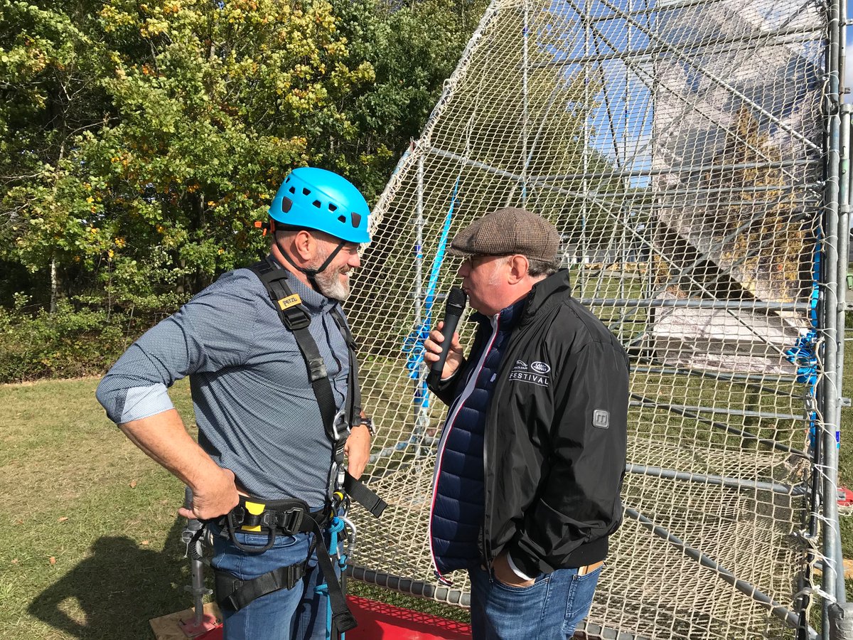 PopTopEvents's tweet image. Après Cauchemar en cuisine, place à Cauchemar aux platines ?😱 Sûrement pas !😁
Chef Philippe Etchebest était tout sourire en écoutant le set du DJ Truck ce midi au Jaguar Land Rover Festival ! 🤩📀

#JaguarFestival #LandRoverFestival #JaguarFrance #LandRoverFrance #TeamDefender