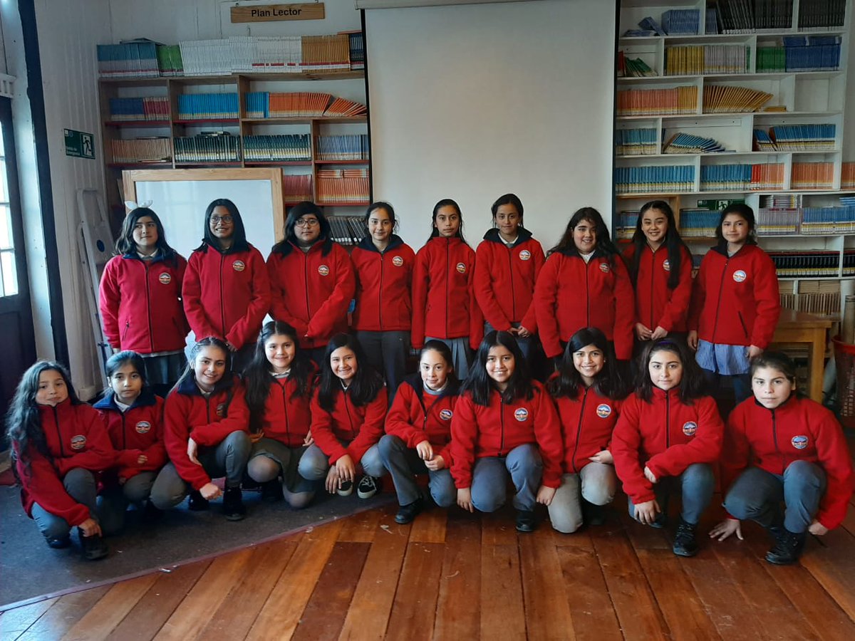 SSVP_Chile's tweet photo. Con mucha alegría los alumnos de 5º, 6º y 7º básico del colegio San Vicente de Paul de #PuertoOctay los polerones institucionales. Esperamos que los lleven con #orgullo y sigan fieles el espíritu #vicentino en su etapa de formación ¡Felicidades! #SelloVicentino https://t.co/o1I5i043Qg