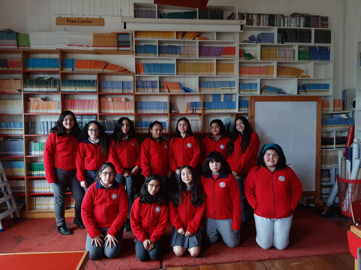SSVP_Chile's tweet photo. Con mucha alegría los alumnos de 5º, 6º y 7º básico del colegio San Vicente de Paul de #PuertoOctay los polerones institucionales. Esperamos que los lleven con #orgullo y sigan fieles el espíritu #vicentino en su etapa de formación ¡Felicidades! #SelloVicentino https://t.co/o1I5i043Qg