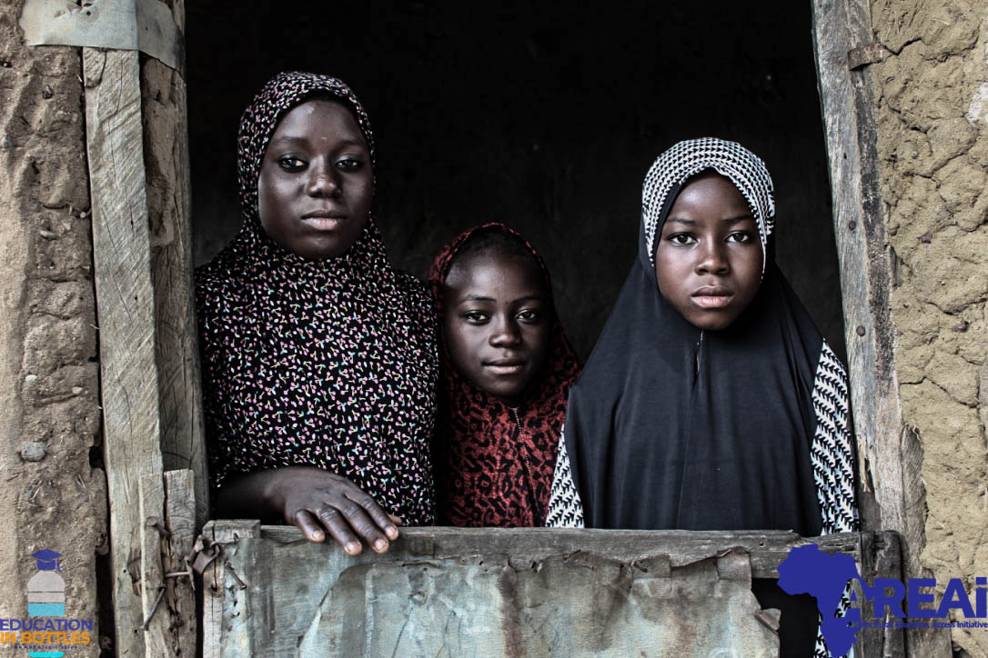 obaniyi_john's tweet photo. #EducateRUGA got to this community then I realized what @obyezeks fights for in Nigeria. On #DayoftheGirl @Educ8InBottles is committed to create alternative learning systems in marginalized communities in #Abuja No #BUSA19 let's fix this #together #EducationInBottles Please RT https://t.co/0b5oyzQBKX