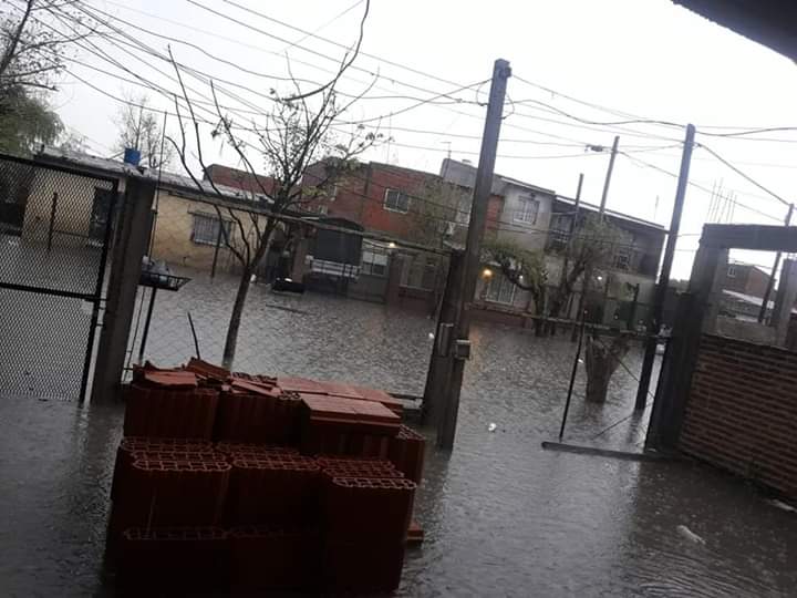 mayrasmendoza's tweet photo. Prometieron cambiarlo todo y hoy nuestra ciudad está peor.

Éste es el resultado de cuatro años de una gestión que sólo se ocupó de prometer y no trabajó en las obras necesarias para solucionar uno de los problemas más graves del distrito: las inundaciones.

#QuilmesBajoAgua https://t.co/BwHxEGCbbR