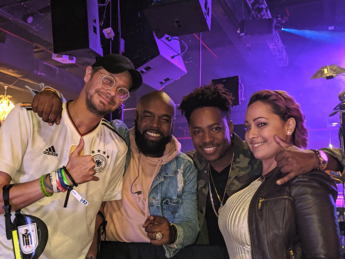 Bayern_Ryan's tweet photo. Was awesome to meet @DiRealShaggy last night at the @FillmoreNC
#SpectrumSounds #PandoraLive https://t.co/nLBdVrve5O