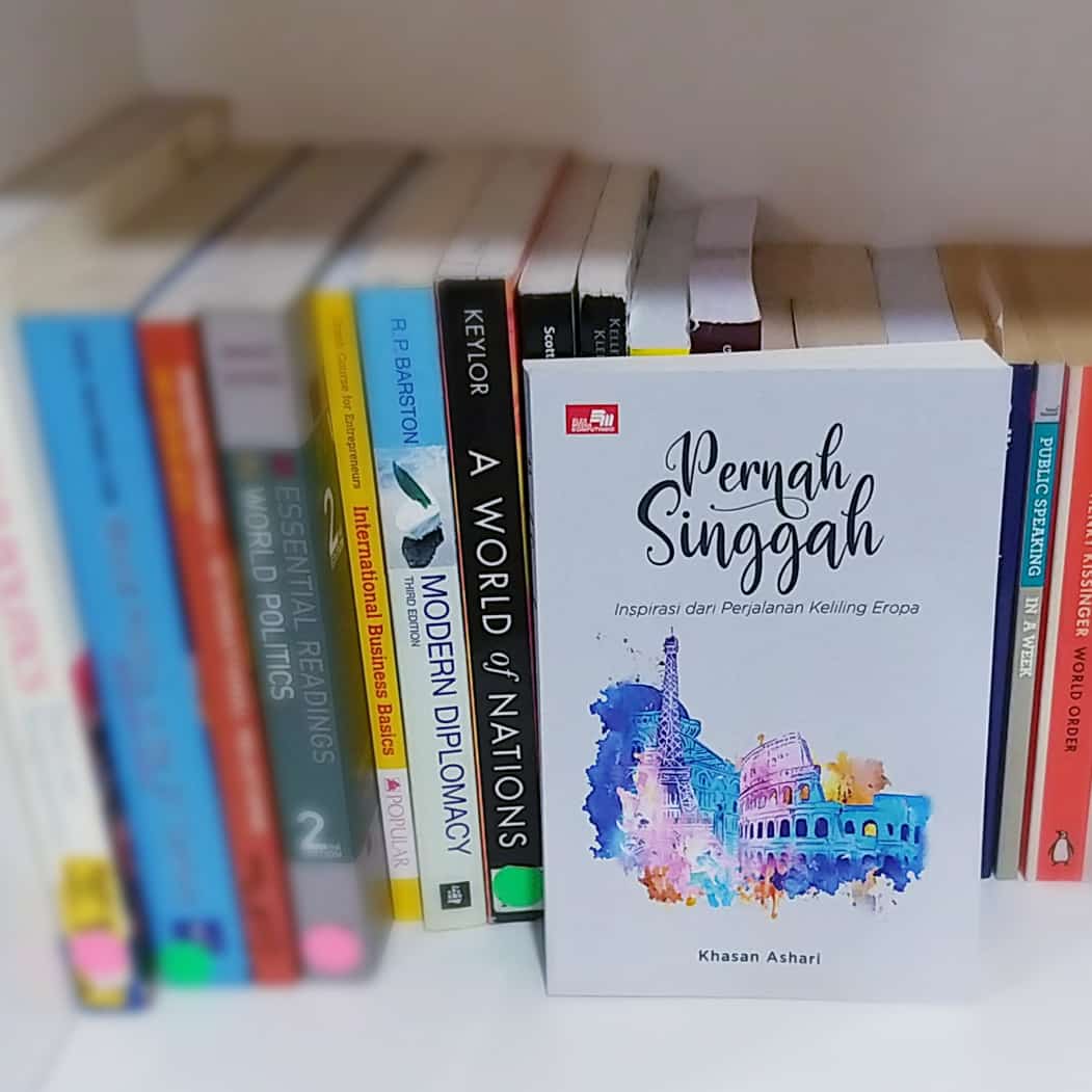 Bahagia adalah saat buku karya kita 'turun cetak' dan siap dikirimkan kepada pembaca. #pernahsinggah