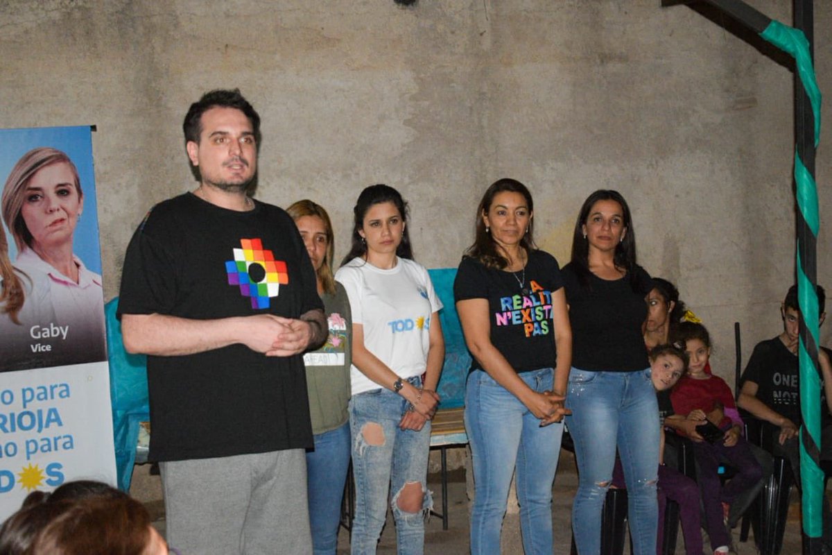 ALCIRA08's tweet photo. Finalizando la noche llegamos al barrio el Sembrador a casa de Celeste Caliva que nos recibió con mucho afecto y alegria recibieron a los candidatos del Frente de T☀️d☀️s 
#SergioCasasDipNac
#RicardoQuintelaGobernador
#TereMaderaIntendente
#Escontodos https://t.co/lGQcVgCnTP