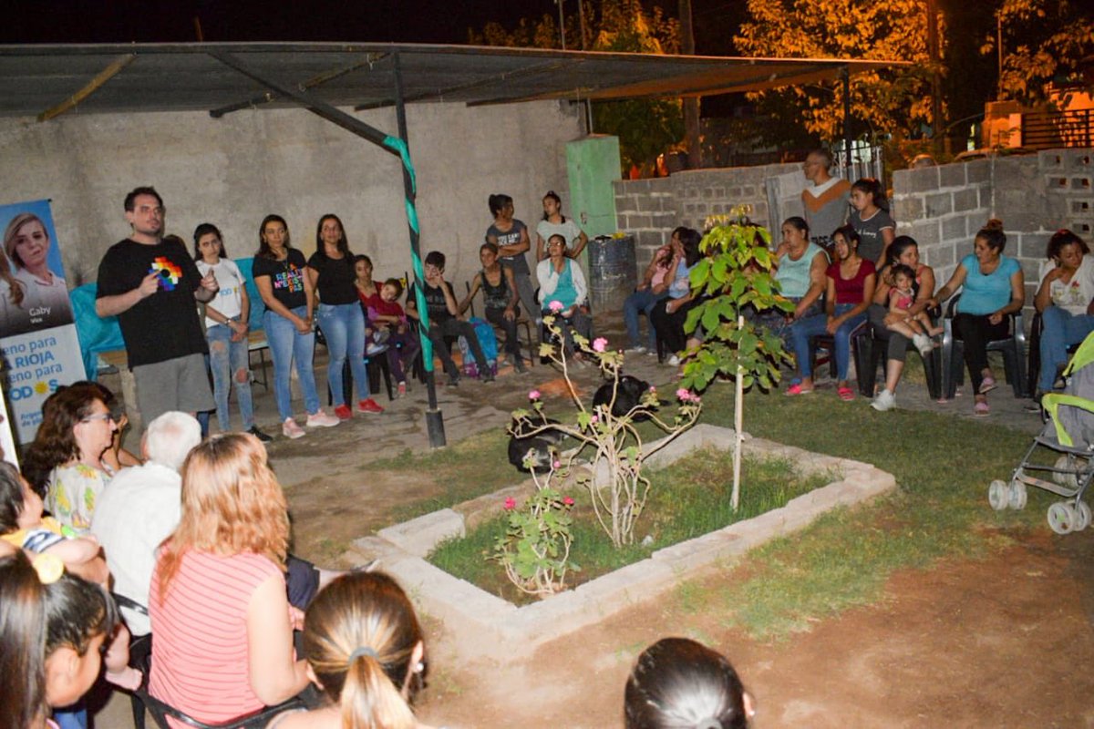 ALCIRA08's tweet photo. Finalizando la noche llegamos al barrio el Sembrador a casa de Celeste Caliva que nos recibió con mucho afecto y alegria recibieron a los candidatos del Frente de T☀️d☀️s 
#SergioCasasDipNac
#RicardoQuintelaGobernador
#TereMaderaIntendente
#Escontodos https://t.co/lGQcVgCnTP