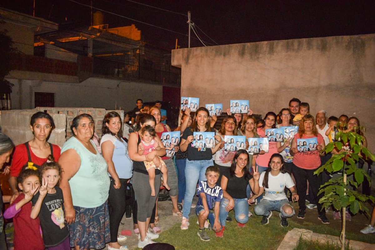 ALCIRA08's tweet photo. Finalizando la noche llegamos al barrio el Sembrador a casa de Celeste Caliva que nos recibió con mucho afecto y alegria recibieron a los candidatos del Frente de T☀️d☀️s 
#SergioCasasDipNac
#RicardoQuintelaGobernador
#TereMaderaIntendente
#Escontodos https://t.co/lGQcVgCnTP