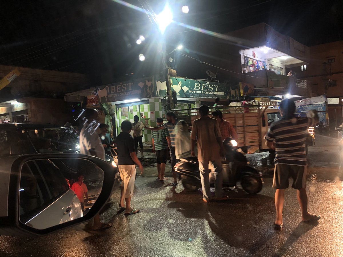 sayesekhar's tweet image. #DailyFeature #SystemCollapse #InsiufficientTrafficOfficers #RainsWreakHavoc All Saints Roads and Military Dairy Farm Road Chockablock bumper to bumper traffic. No civic sense.  Waterlogged roads. @CPHydCity @CommissionrGHMC Good Samaritans manning the traffic. No cops.