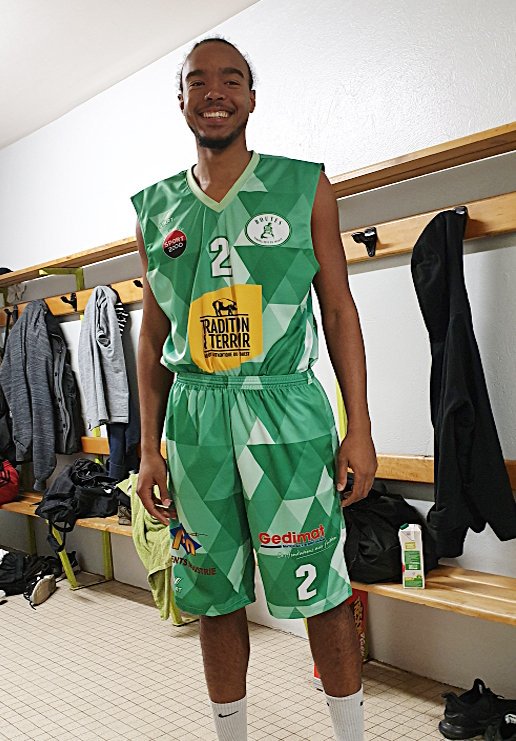 BasketMedoc's tweet photo. Le nouvel équipement de la SM1.... J'adore ce look et ces triangles superposés sur un panaché de verts... Stabilité, confiance, etc. https://t.co/DUDq6K0CHG