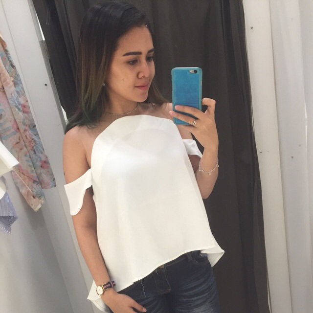 hannatic's tweet photo. Saya menjual Preloved Top Round white seharga Rp250.000. Dapatkan produk ini hanya di Shopee! https://t.co/Wbwlrw7m7P #ShopeeID https://t.co/Zajfo0UUWn