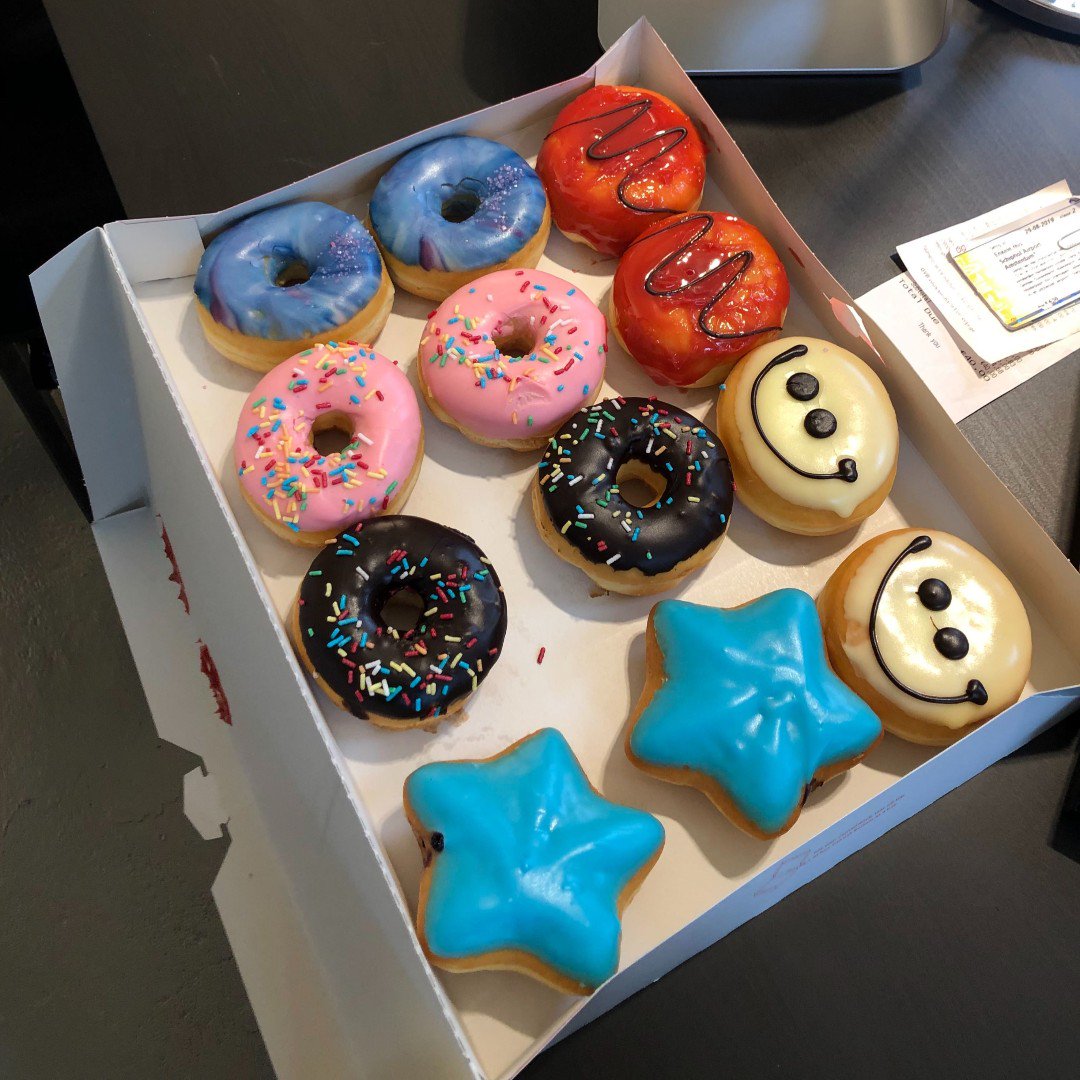 ... süße Überraschung im Büro! 🍩
Heute hat uns Dinh Vu besucht, der ab November als Business Analyst bei uns einsteigen wird. Die leckeren Donuts haben uns heute durch den Arbeitstag getragen.
Happy weekend! 💯😍

 #digitalapartment #digitalthoughtleaders #digital #homeandliving