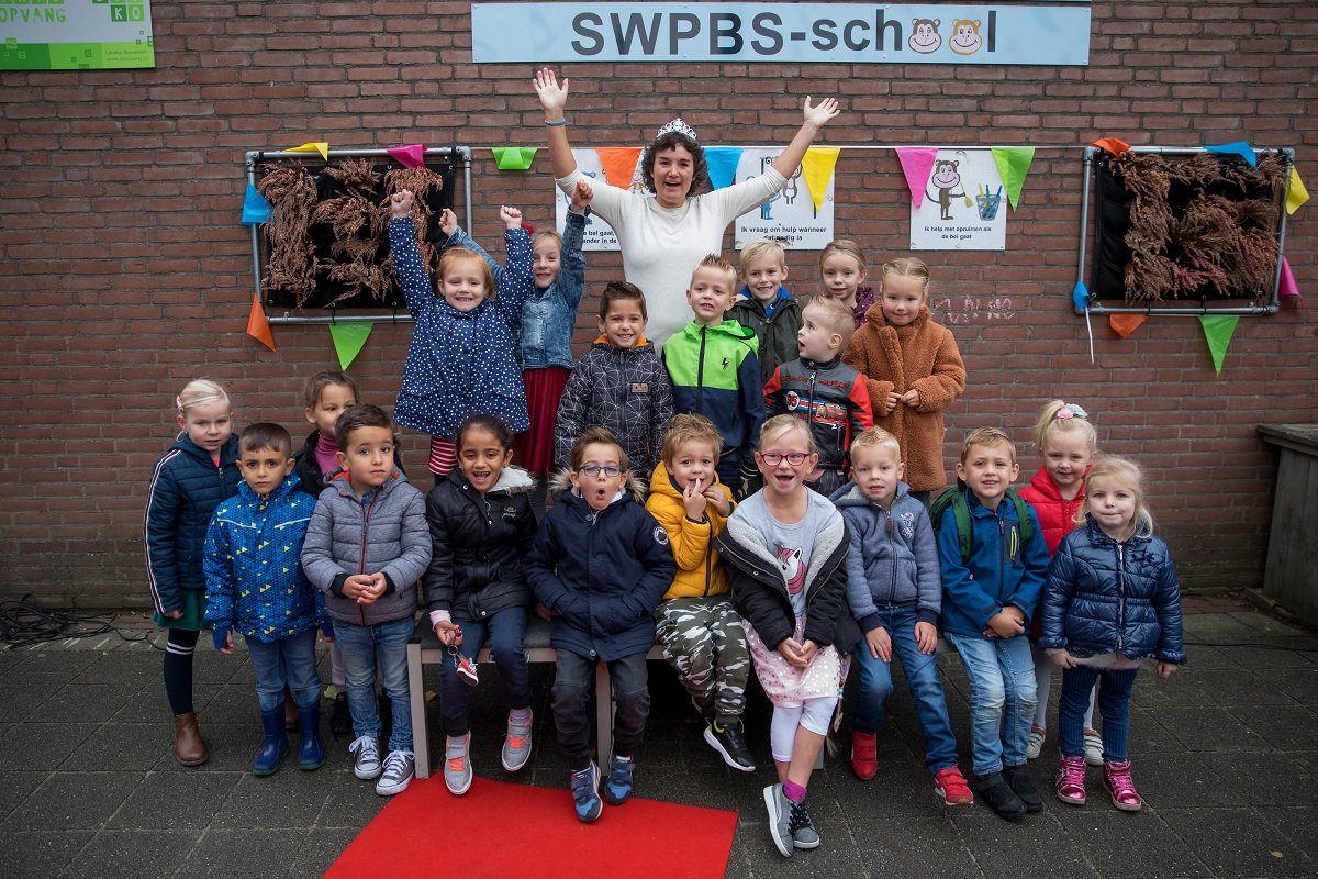 Vorige week was het groot feest in Kampen. Juf Hanneke wist niet wat haar overkwam toen ze 's morgens op school aan kwam en ontvangen werd door alle leerlingen, ouders, collega's en zelfs de Burgemeester. Wij blikken graag nog even terug!