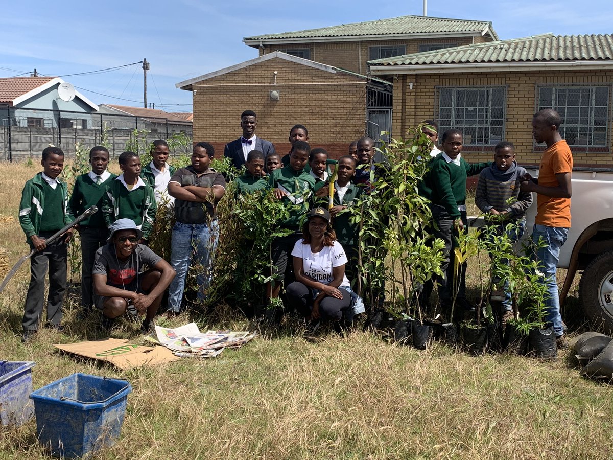 TownshipFarmers's tweet photo. #RunningTreeCampaign @CTMarathon #run4change
We planted 60 Indigenous trees @ Isikhokhele Primary with the help of Xolisa from iKhaya Gardens and our #MovingForest @cherrie_e_fit bus driver came out to drive the wheelbarrow. The Pupils were amazing. #GreenKhayelitsha https://t.co/y1Lc9BlKzN