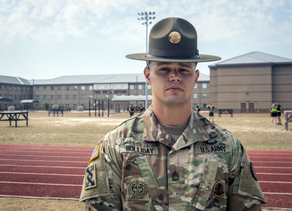 USArmyReserve's tweet image. Being a drill sergeant is more than just breaking someone down -- it’s about the process of building them up. 

Here’s why this #USArmyReserve Soldier decided to become a drill sergeant &amp;amp; why he still loves the job today: go.usa.gov/xVe6S