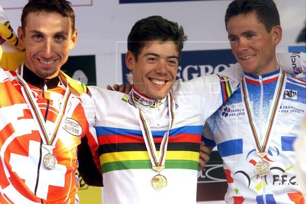 EFELafototeca's tweet photo. Hace 20 años, el ciclista cántabro Óscar Freire se proclamaba campeón del mundo de fondo en carretera en #Verona , con un tiempo de 6 horas, 19 minutos y 29 segundos en los 260 kms de la prueba. #EFEfototeca #ciclismo https://t.co/YQNee7dzhY