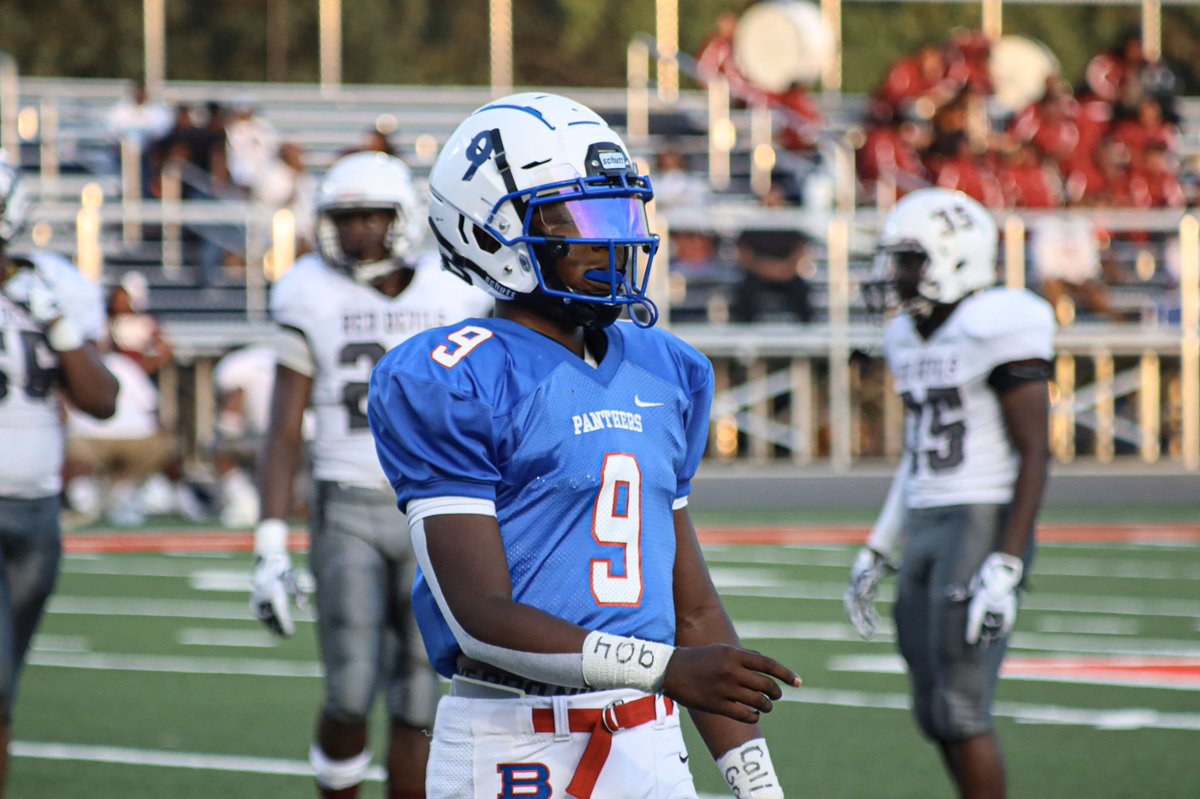 7CoachK901's tweet photo. Happy Bday 9!!! @TyMcNeal9
#StayReadyQB
#BowsUp🏹 https://t.co/SNl6w4WgAd