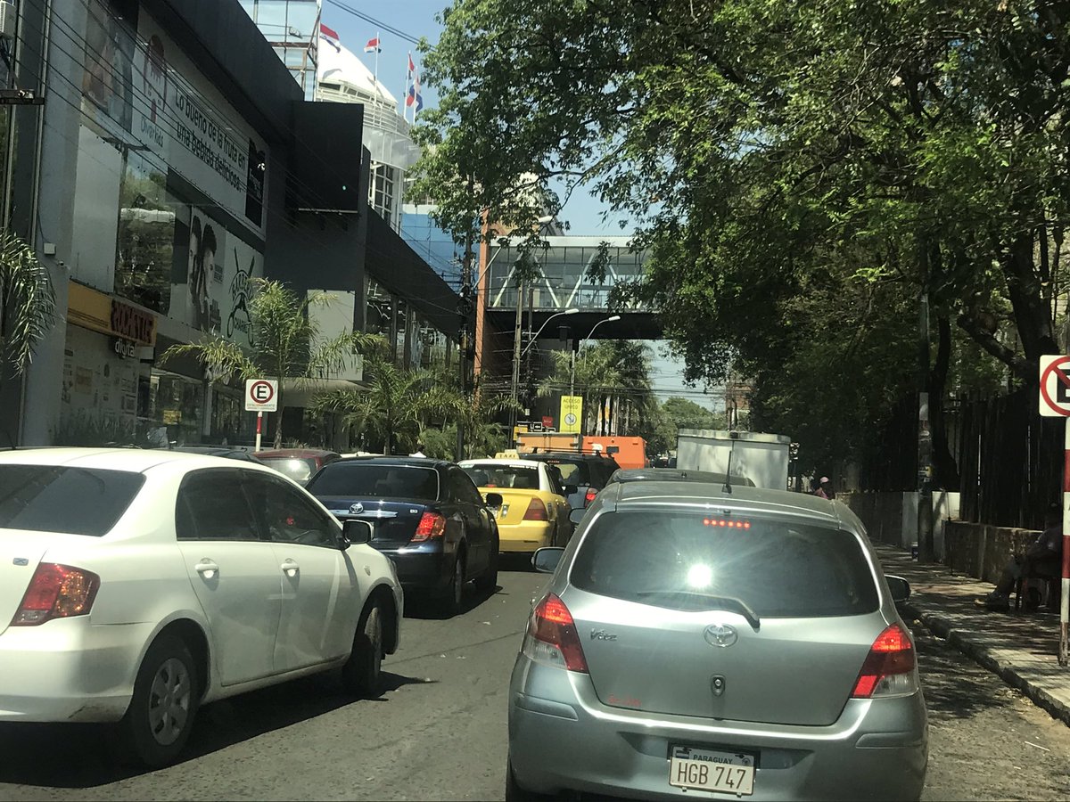 Santula's tweet photo. San Roque González y Quesada un caos vehicular absoluto. ¿Por qué? Adivinaron. Otro transportador de caudales con luz de stop parando en doble fila donde se le antoja. ¡Qué joda! ¿Pueden hacer algo @pmtasuncion1? https://t.co/nXrxsjhnic