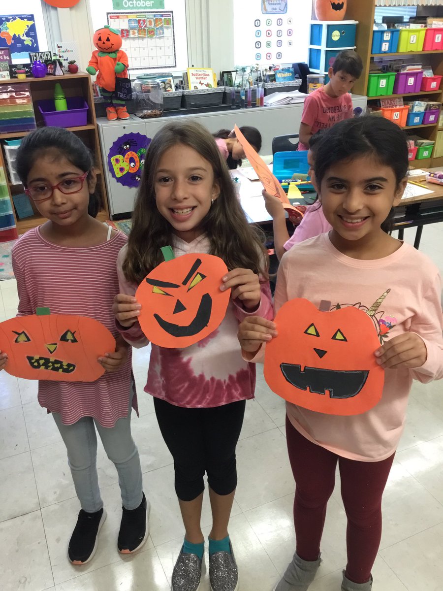 M_Lewert's tweet image. My pumpkins working on their pumpkins to go with their poems! 🎃 #funfriday @joanne_shafer @WdbgSchools