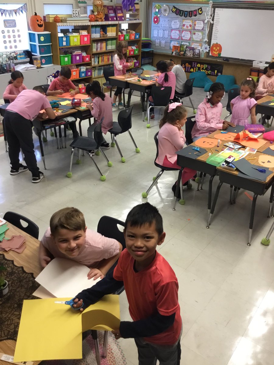 M_Lewert's tweet image. My pumpkins working on their pumpkins to go with their poems! 🎃 #funfriday @joanne_shafer @WdbgSchools