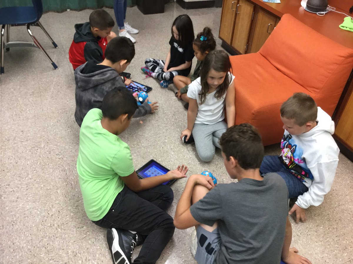 MsBortolani's tweet photo. We went to the #BRNSTEAMroom with @KKStreck and her 1st graders today! We taught them how to use the #dashanddotrobots and what an algorithm is! @BRN_Elementary #brnbearscode https://t.co/0NYdmvHmlO
