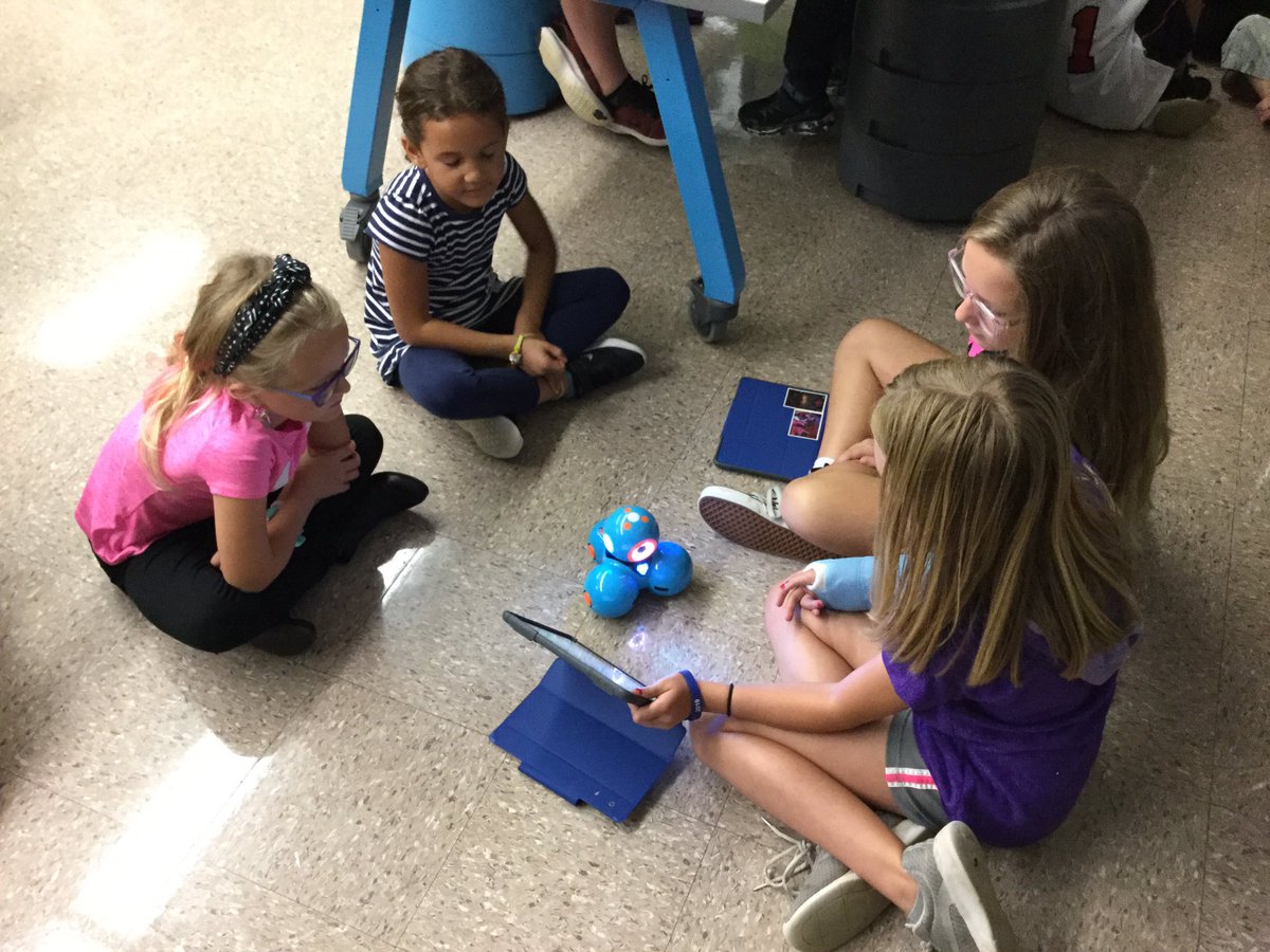 MsBortolani's tweet photo. We went to the #BRNSTEAMroom with @KKStreck and her 1st graders today! We taught them how to use the #dashanddotrobots and what an algorithm is! @BRN_Elementary #brnbearscode https://t.co/0NYdmvHmlO