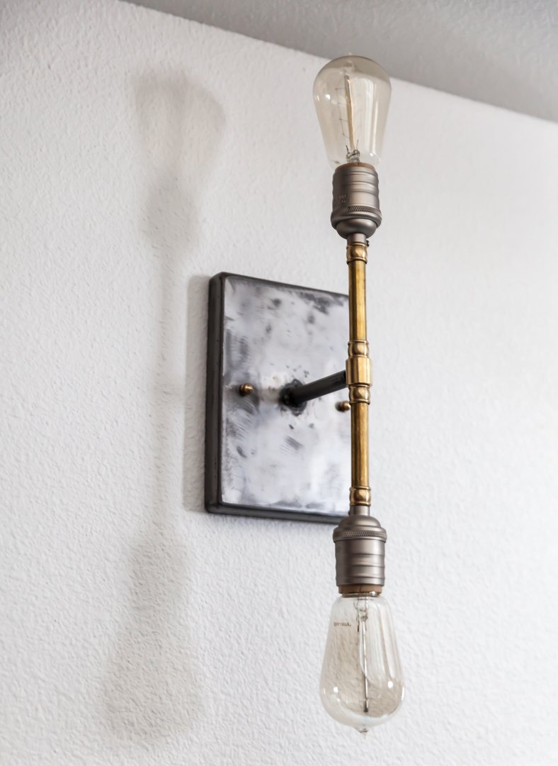 Sometimes a little light makes all the difference #dailydecordose #creativelighting #homedetails #walldecor #myhousebeautiful #highcamphome 
Photo: Kat Alves Photography