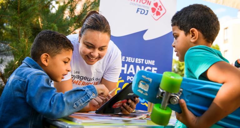SamGiordanoo's tweet photo. [JOBS] @BSF_Inter recrute un stagiaire et un service civique pour son programme @VoyageursduNum : Chargé.e de projet #numerique &amp; accompagnant numerique.  
https://t.co/LDTLcBgylJ

N'hésitez pas à partager 😎
Je suis dispo pour en discuter ! https://t.co/avKauo3Ab7