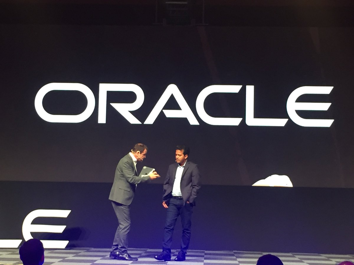 Oracle_India's tweet photo. Dr. Andrew Sutherland, SVP Business Development-Technology License &amp; System EMEA &amp; APAC and Vinay Kumar VP, Product Management, Oracle Corporation explain about Generation 2 cloud &amp; its features. #OracleCloud https://t.co/H0tarqepJr