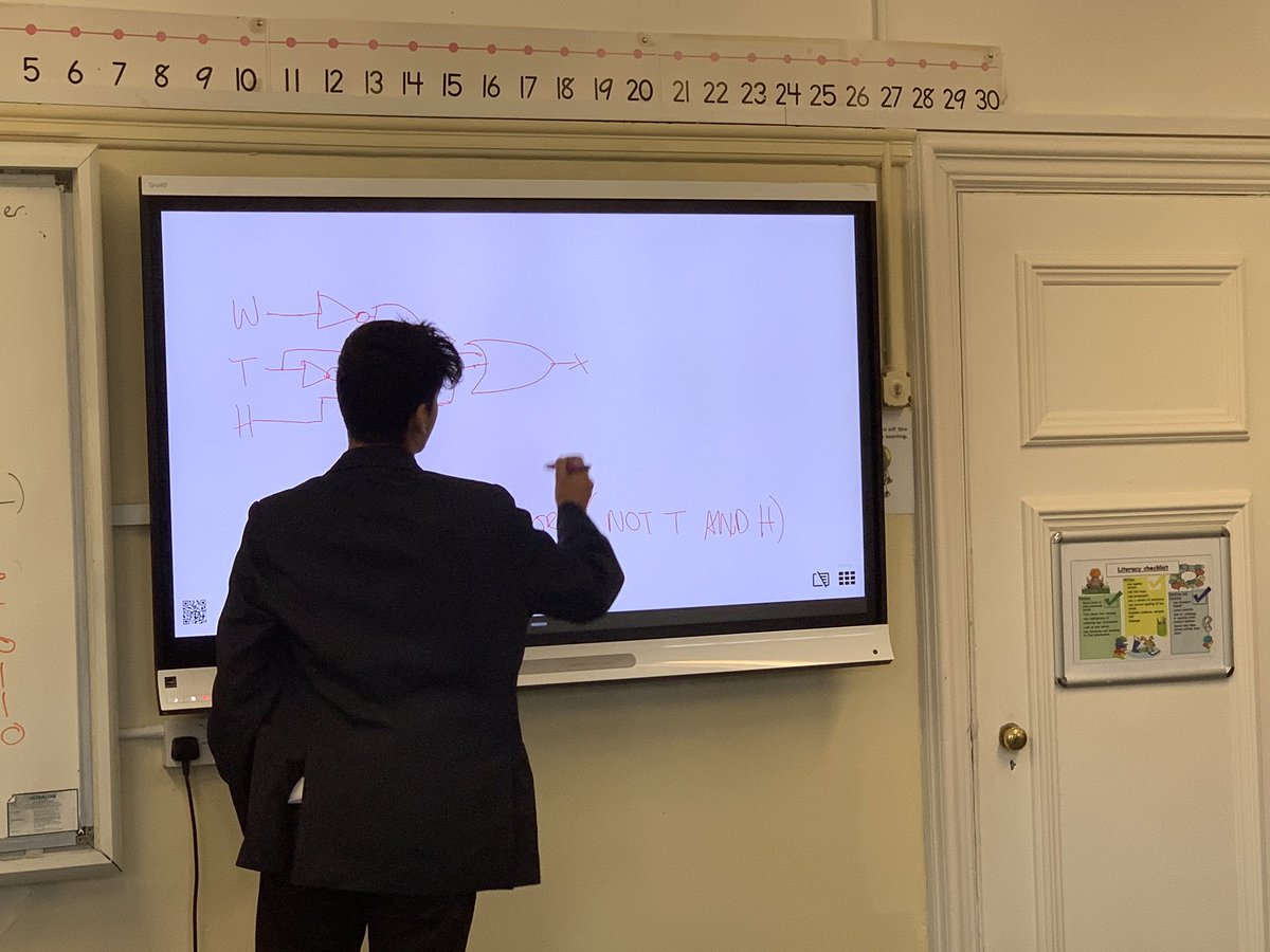 TGS_Computing's tweet image. When the student becomes the master.. #Leadership #LogicCircuits