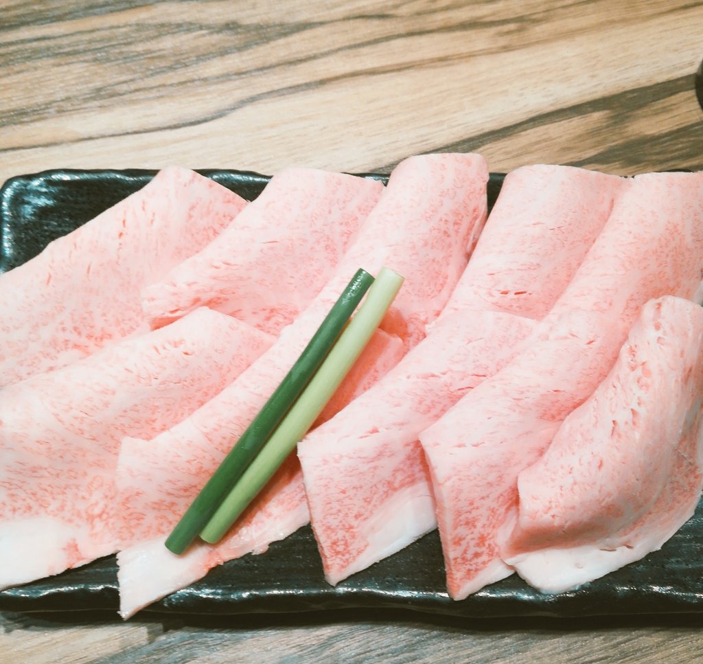 Pi50534800's tweet photo. なんとか雨降る前に食べれた❤
やっぱりお肉は美味しいー❤
めちゃくちゃとろけた✨
最近食べすぎだ😭
ダイエットしなくちゃ💦
＃お肉
#とろける
＃ダイエットする！ https://t.co/w12UUE3iTV