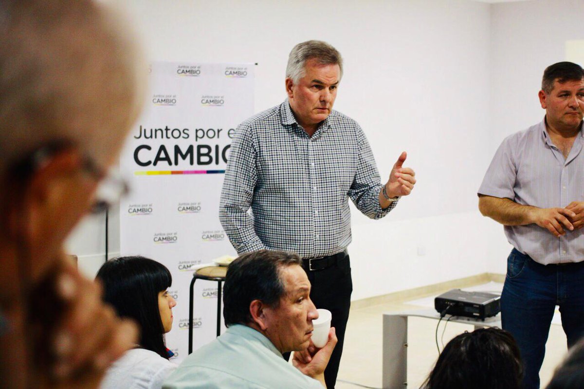 Val_Fabian's tweet photo. Anoche @hector_gay se reunio con vecinos de #Cerri en el Subcomite🇦🇹 de calle Passo.
Seguimos trabajando en #Equipo con los #Vecinos, escuchandolos, para mejor en la #Gestion dia a dia.
#SigamosJuntos con el #Intendente que #Hace, es #Honesto y #NoRoba.
@JxCbahia https://t.co/EzefBUwebS