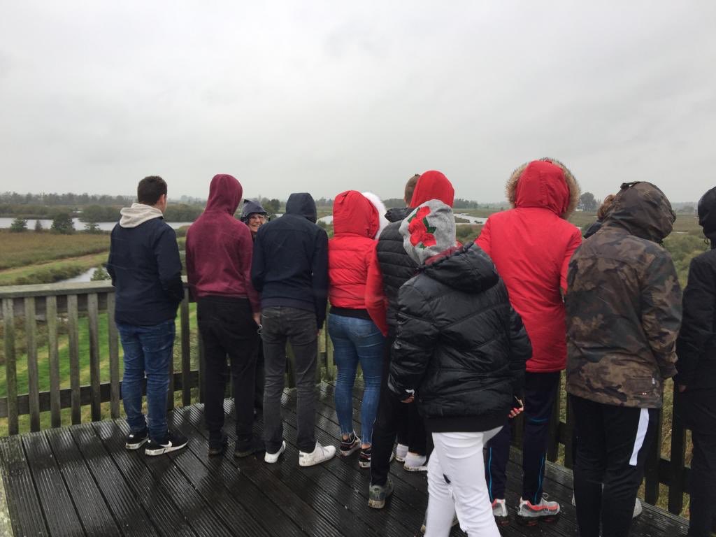 Leerlingen uit bk 4 met #biologie in hun vakkenpakket waren vandaag in de Alde Feanen. Ondanks de barre omstandigheden was de sfeer prima. Onze complimenten! #csgliudger #vmbo #mavo #drachten #ondernemend #ontplooiing #natuur <a href="/SmallingerlandN/">Smallingerland</a> <a href="/govmbo/">Go VMBO</a> <a href="/biologielessen/">biologielessen.nl</a>