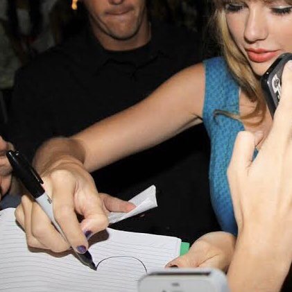 badbadgirlswift's tweet photo. No one:
Absolutely no one:

Taylor Swift holding a pen: https://t.co/L4f9uoG9UO