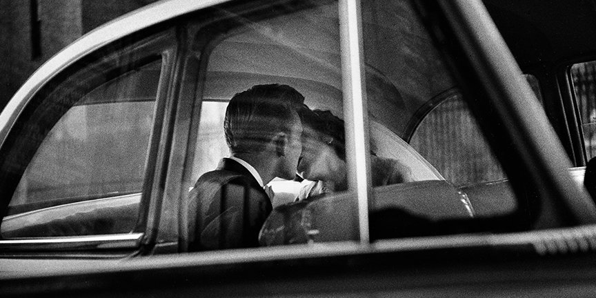 Una foto colta per caso 📷
Il bacio: simbolo di un sentimento eterno. Questa e altre storie, raccontate attraverso gli scatti del grande fotografo #ElliottErwitt, ti aspettano dal 16 ottobre al #MudecPhoto: bit.ly/ERWITT_info